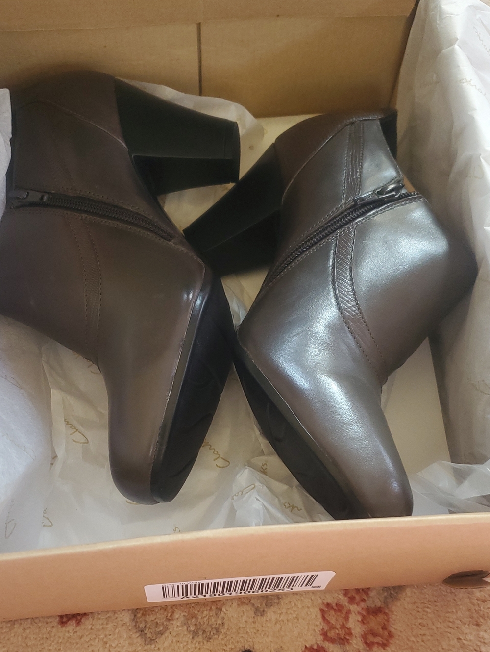 NWT Clarks Lady's Gray Leather Ankle Booties 10W 2 1/2" heel